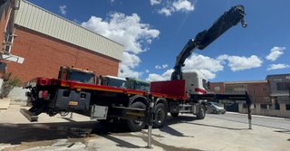 SCANIA R490 6X2 CAMION CON GRUA