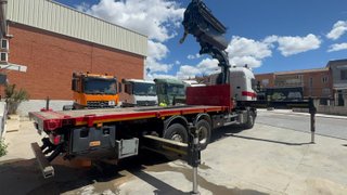 SCANIA R490 6X2 CAMION CON GRUA