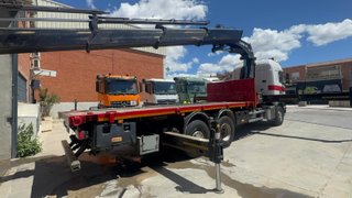 SCANIA R490 6X2 CAMION CON GRUA