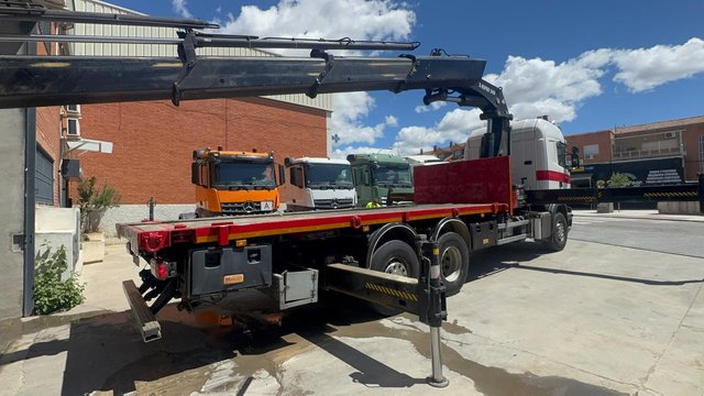 SCANIA R490 6X2 CAMION CON GRUA
