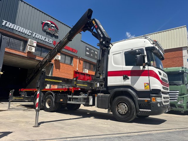 SCANIA R490 6X2 CAMION CON GRUA
