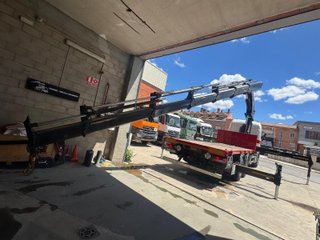 SCANIA R490 6X2 CAMION CON GRUA