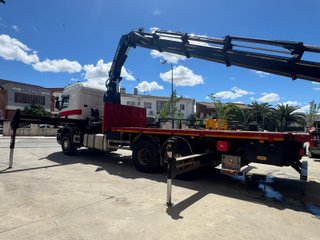 SCANIA R490 6X2 CAMION CON GRUA