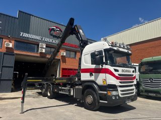 SCANIA R490 6X2 CAMION CON GRUA