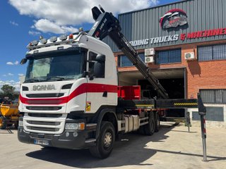 SCANIA R490 6X2 CAMION CON GRUA