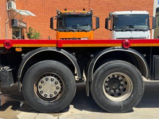 SCANIA R490 6X2 CAMION CON GRUA