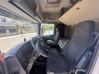 SCANIA R490 6X2 CAMION CON GRUA