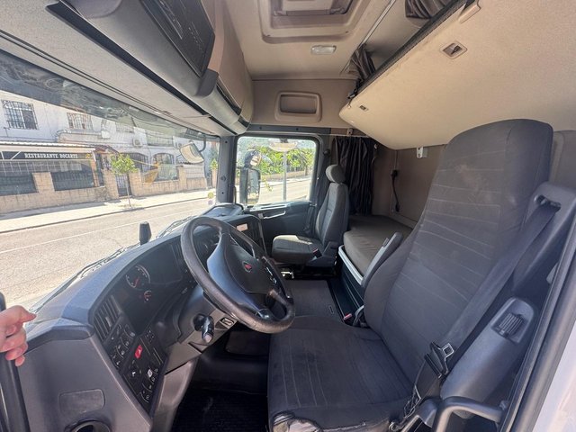 SCANIA R490 6X2 CAMION CON GRUA