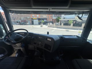 SCANIA R490 6X2 CAMION CON GRUA