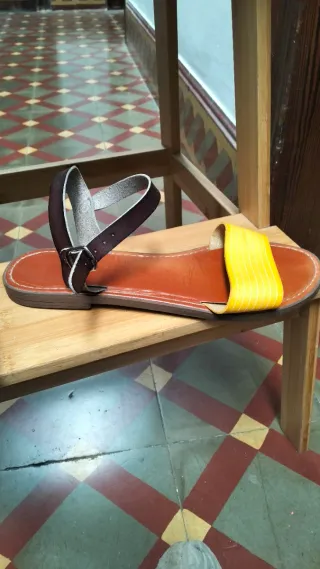 Sandalias tacón y planas marrones y amarillas