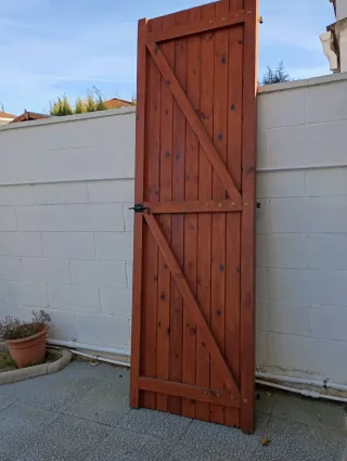 Puerta madera maciza