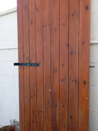 Puerta madera maciza