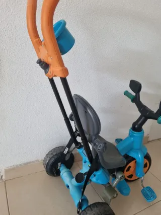 Triciclo infantil azul y naranja