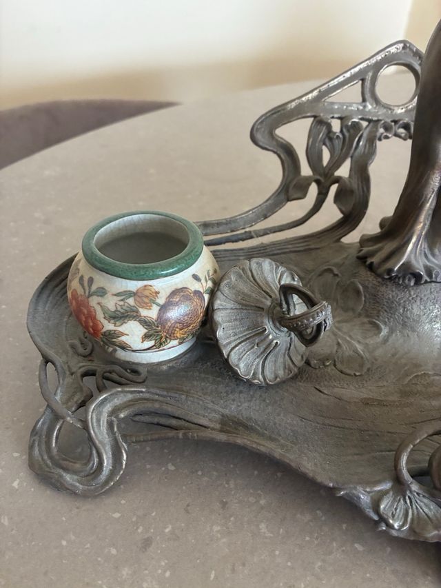 Escribanía bronce con porcelana de Adele Carey