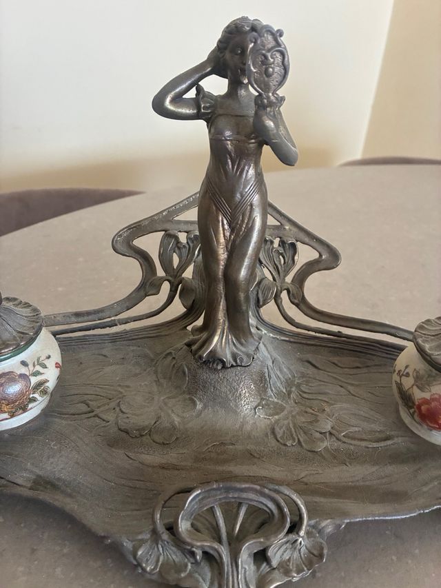 Escribanía bronce con porcelana de Adele Carey