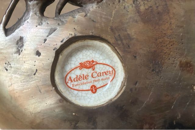 Escribanía bronce con porcelana de Adele Carey