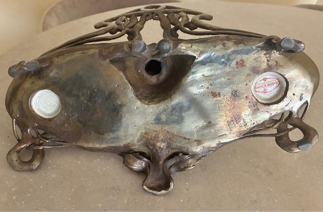 Escribanía bronce con porcelana de Adele Carey