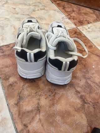 Zapatillas Nike Blancas y Negras