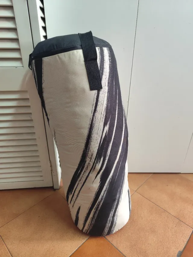 Saco de boxeo con diseño abstracto. Marca Decathlo