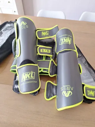 Guantes y espinilleras Muay Thai NKL talla S/M.