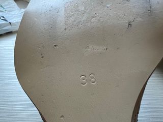 Sandalias de piel beige con flores