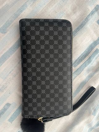 Monedero Negro con Adorno Pom Pom