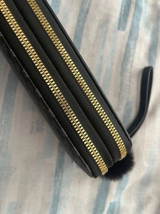 Monedero Negro con Adorno Pom Pom