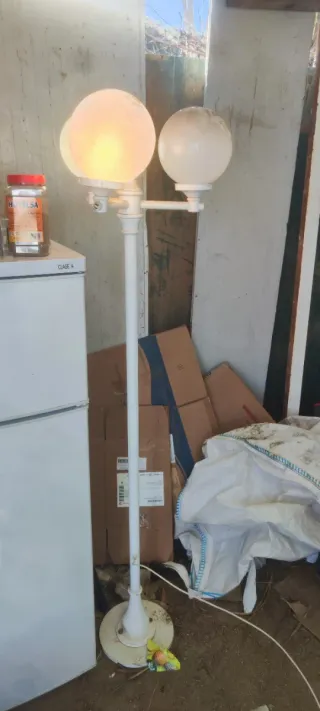 Lámpara de pie blanca con globos de cristal