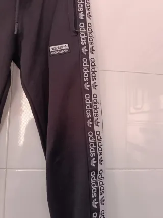 Pantalón deportivo joggers Adidas con bandas duo