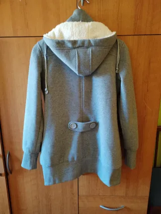 Chaqueta gris con capucha y botones