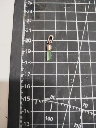 Colgante de turmalina verde engarzada en plata