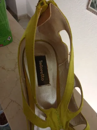 Zapatos de tacón amarillos