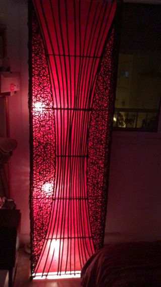 Lámpara de pie de mimbre y metal