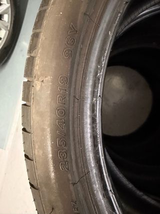 4 Neumáticos Bridgestone 235/40 R19 96Y