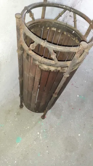 Portaombrelli antico in ferro e legno. Fondo mancante