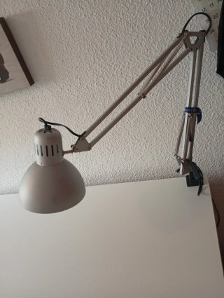 Escritorio Ikea. Regalo Flexo