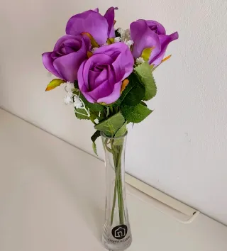 Flores artificiales moradas con florero