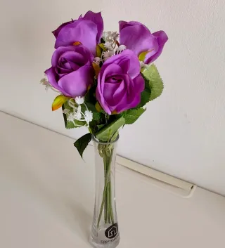 Flores artificiales moradas con florero