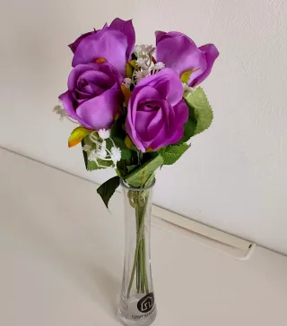 Flores artificiales moradas con florero