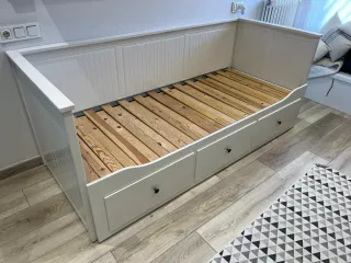 Cama de madera blanca con cajones