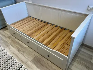 Cama de madera blanca con cajones