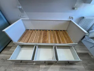 Cama de madera blanca con cajones