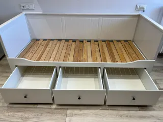 Cama de madera blanca con cajones