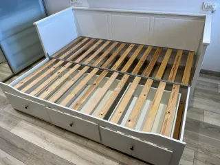 Cama de madera blanca con cajones
