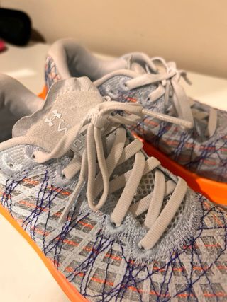 Zapatillas Under Armour grises y naranjas