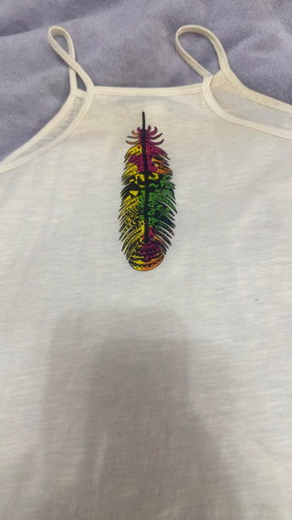 Conjunto top blanco y minifalda estampada