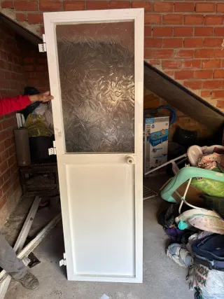 Puerta aluminio con cristal esmerilado