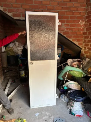 Puerta aluminio con cristal esmerilado