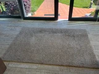 Alfombra beige y gris