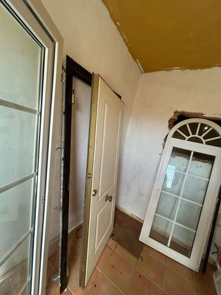 Puerta de madera con marco